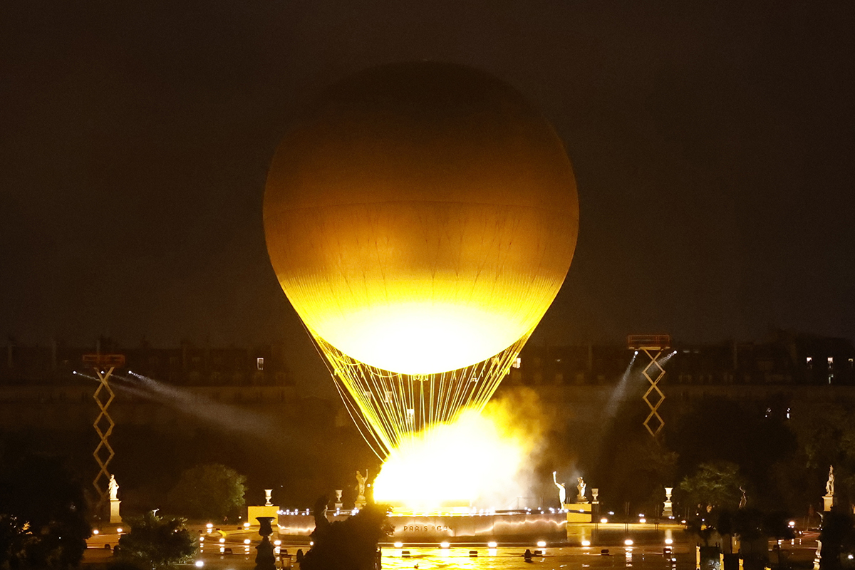 A 2024-es nyári párizsi olimpiai megnyitóján az ötkarikás játékok lángját szállító üst felemelkedik egy hőlégballon segítéségével Párizsban 2024. június 22-én. A Mathieu Lehanneur francia tervező által készített üst szeptember 14-ig minden este felszáll. MTI/EPA/Mohamed Badra