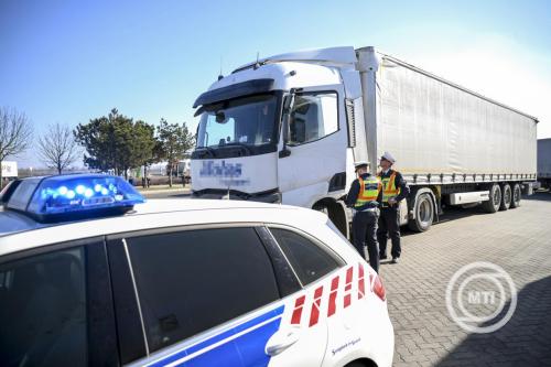 Rendőrségi közúti ellenőrzés az M3-as autópálya görbeházi pihenőhelyénél 2025. február 17-én. A ROADPOL Operational Group (Európai Közlekedésrendészeti Szervek Hálózata Műveleti Csoport) terve alapján egyhetes, európai szintű közlekedésbiztonsági ellenőrzés kezdődött reggel, amely elsősorban a tehergépjárművek és autóbuszok, valamint vezetőik ellenőrzésére terjed ki. MTI/Czeglédi Zsolt