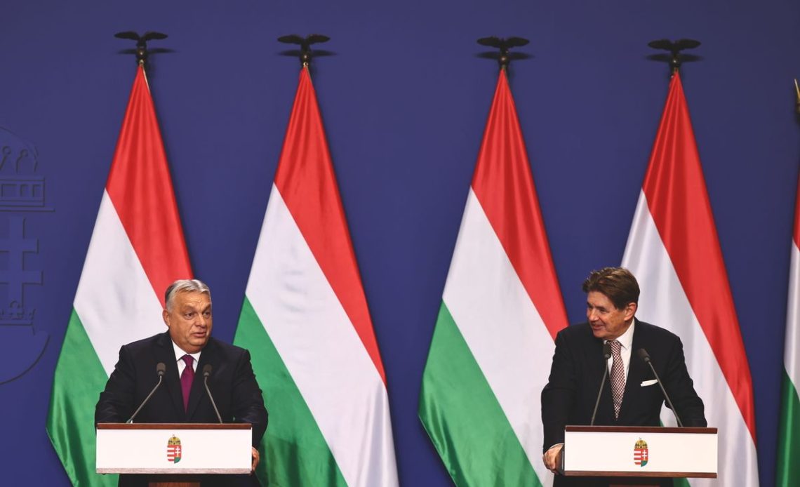 A Miniszterelnöki Kommunikációs Főosztály által közreadott képen Orbán Viktor miniszterelnök (b) és Nagy Elek, a Magyar Kereskedelmi és Iparkamara elnöke (j) 2025. november 17-én. MTI/Miniszterelnöki Kommunikációs Főosztály/Kaiser Ákos