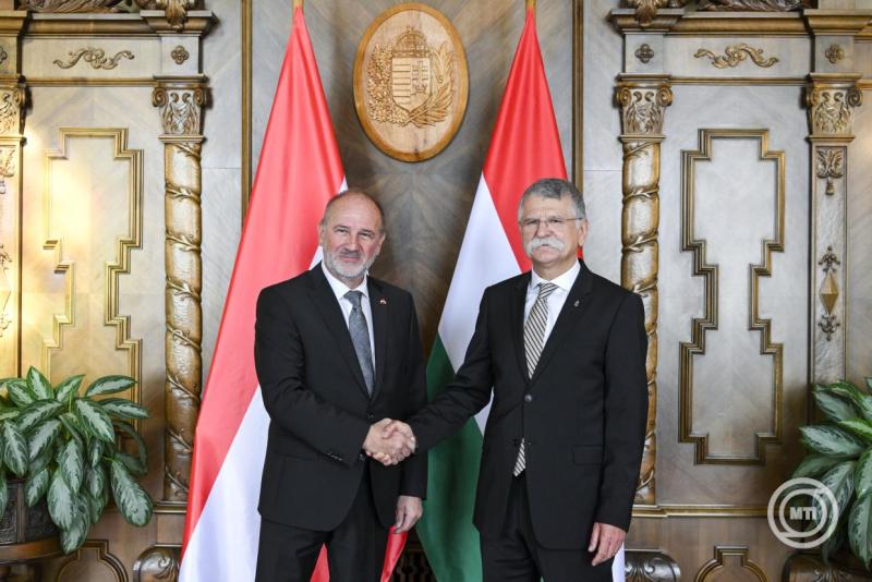 Kövér László, az Országgyűlés elnöke közös sajtónyilatkozatot tesz Peter Samttal, az Osztrák Köztársaság Szövetségi Tanácsának elnökével az Országház Munkácsy-termében 2025. október 29-én. MTI/Purger Tamás
