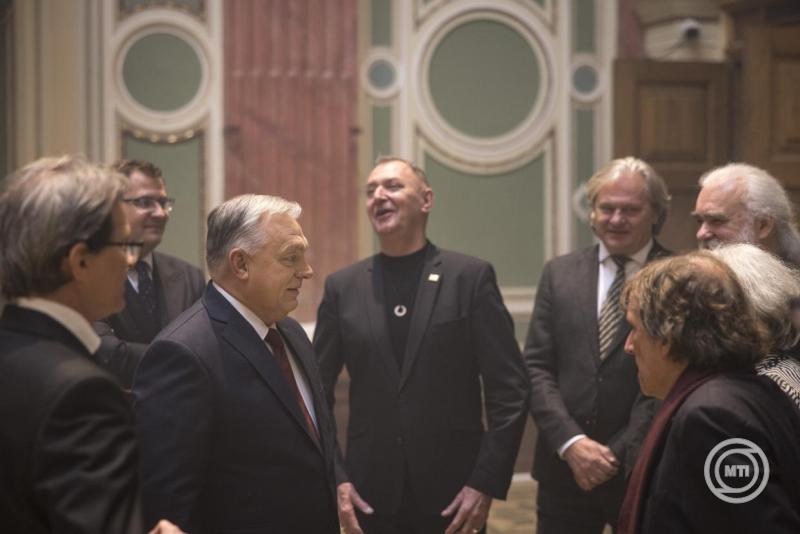 A Miniszterelnöki Kommunikációs Főosztály által közreadott képen Orbán Viktor miniszterelnök (b3) az Angyalok és építészek - Makovecz Imre 90 című kiállítás megnyitóján a Műcsarnokban 2025. november 20-án. MTI/Miniszterelnöki Kommunikációs Főosztály/Kaiser Ákos