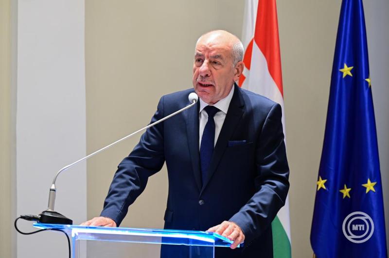 Sulyok Tamás köztársasági elnök beszédet mond az 1956-os forradalom és szabadságharc 69. évfordulója alkalmából tartott ünnepségen a kassai főkonzulátuson 2025. október 17-én. MTI/Czeglédi Zsolt