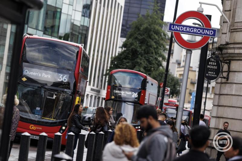 Utasok várnak buszokra a londoni Victoria pályaudvaron a metróhálózat dolgozóinak sztrájkja idején, 2025. szeptember 10-én. A közlekedési dolgozókat képviselő legnagyobb szakszervezet, a Rail, Maritime and Transport Union (RMT) tagjai szeptember 7. és 11. között négynapos munkabeszüntetést tartanak, miután a 3,4 százalékos béremelést elutasították, és nem sikerült elérniük, hogy a heti 35 órás munkaidőt 32 órára csökkentsék. MTI/EPA/Tolga Akmen