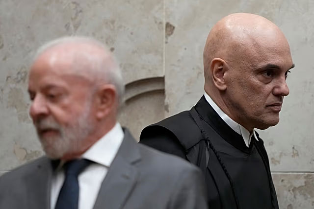 Alexandre de Moraes bíró elmegy Luiz Inacio Lula da Silva brazil elnök mellett az eskütételen Brazíliában, Brazíliában, Brazíliában, 2025. szeptember 29-én, hétfőn. Eraldo Peres/Copyright 2025 The AP. All rights reserved