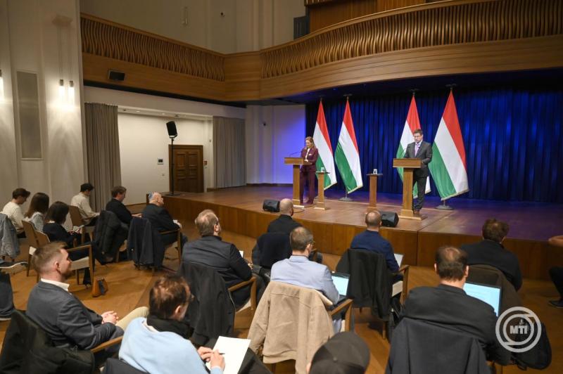 Gulyás Gergely, a Miniszterelnökséget vezető miniszter (j) és Vitályos Eszter kormányszóvivő a Kormányinfó sajtótájékoztatón a Karmelita kolostorban 2025. november 27-én. MTI/Balogh Zoltán