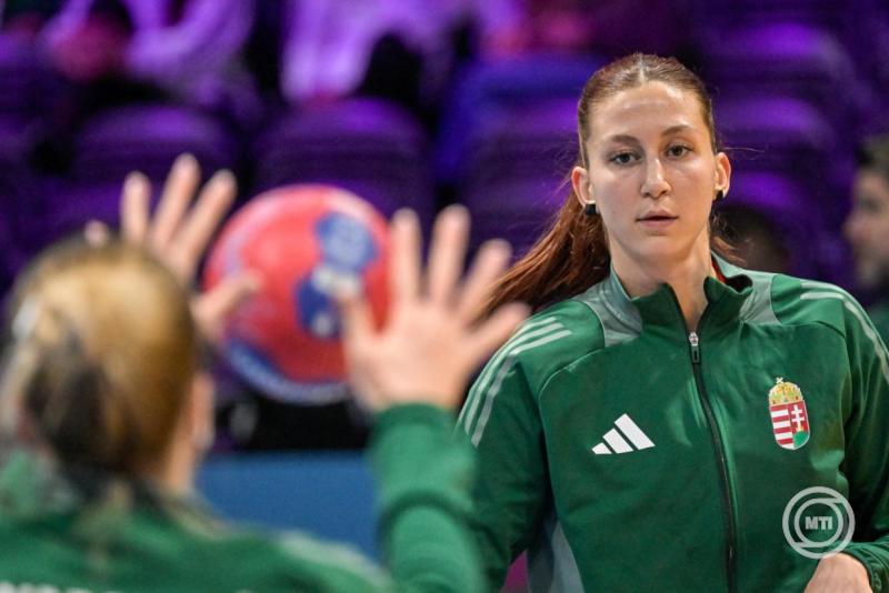 Albek Anna a német-holland közös rendezésű női kézilabda-világbajnokság középdöntőjének 3. fordulójában játszott Magyarország - Dánia mérkőzés előtt a rotterdami Ahoy Arénában 2025. december 7-én. MTI/Szigetváry Zsolt