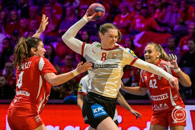 Tóvizi Petra (b), Klujber Katrin (j) és a dán Anne Mette Hansen a német-holland közös rendezésű női kézilabda-világbajnokság középdöntőjének 3. fordulójában játszott Magyarország - Dánia mérkőzésen a rotterdami Ahoy Arénában 2025. december 7-én. MTI/Szigetváry Zsolt