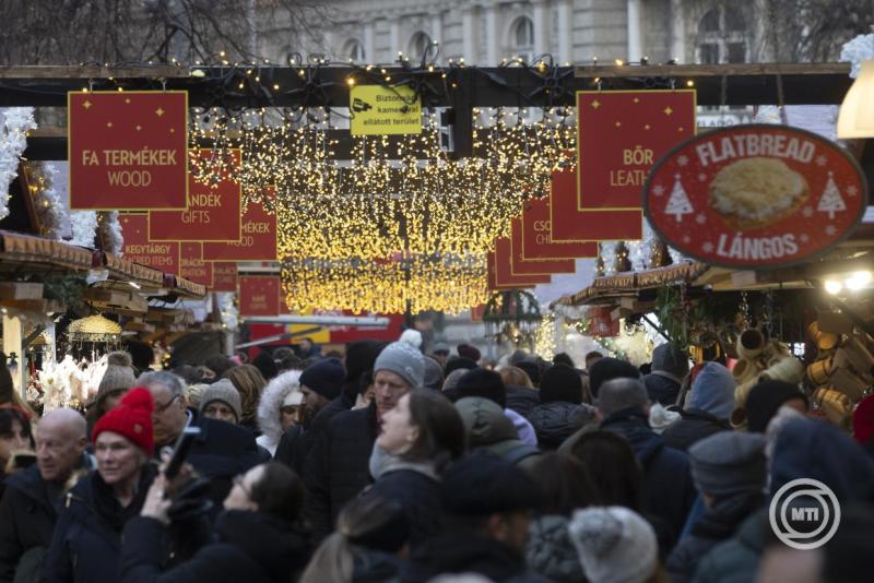 Az Advent Bazilika karácsonyi vásár az ünnepélyes megnyitó napján, az adventi koszorú első gyertyájának meggyújtása előtt a Szent István-bazilika előtti téren 2025. november 30-án. MTI/Kocsis Zoltán