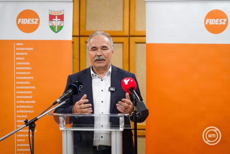 Nagy István agrárminiszter, a térség fideszes országgyűlési képviselője a kormánypártok országjárásának fóruma előtt tartott sajtótájékoztatón Mosonmagyaróváron 2025. november 19-én. MTI/Filep István