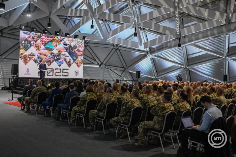 Szalay-Bobrovniczky Kristóf honvédelmi miniszter beszédet mond a Magyar Honvédség állománygyűlésén a budapesti Bálna Honvédelmi Rendezvényközpontban 2025. december 11-én. MTI/Máthé Zoltán