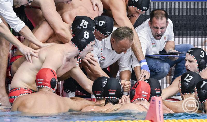 Varga Zsolt, a magyar válogatott szövetségi kapitánya (k) a férfi vízilabdatorna elődöntőjében játszott Szerbia - Magyarország mérkőzésen a szingapúri vizes világbajnokságon az OCBC Aquatic Centre-ben 2025. július 22-én. MTI/Koszticsák Szilárd