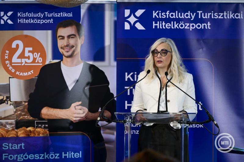 Láving Gusztáv, a Kisfaludy Turisztikai Hitelközpont vezérigazgatója a KTH Start 2=3 akcióról tartott budapesti sajtótájékoztatón 2025. december 11-én. A januártól induló konstrukcióban a maximum 2 millió forintos hitel mellé további 1 millió forint összegű vissza nem térítendő támogatás is megpályázható a Kisfaludy2030 Turisztikai Fejlesztő Nonprofit Zrt.-nél. MTI/Hegedüs Róbert