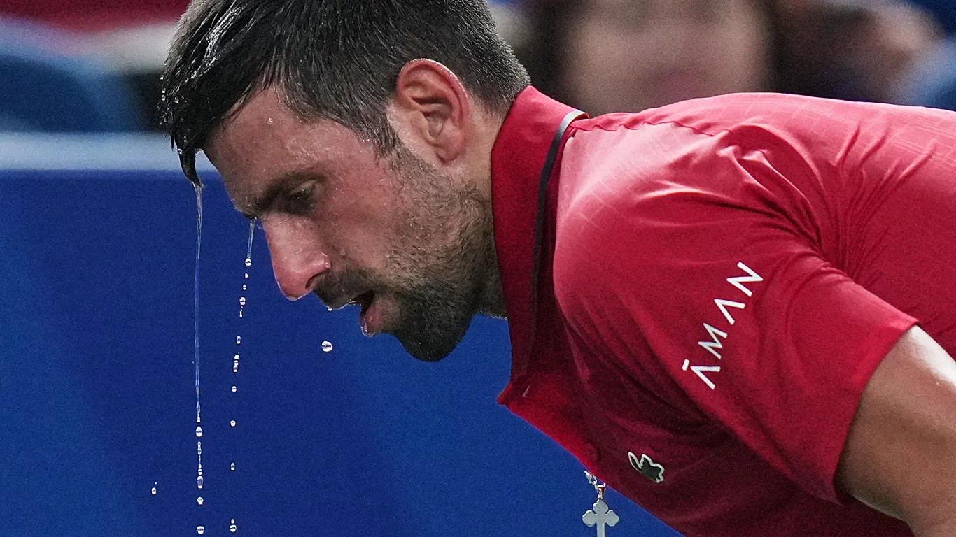 A szerb Novak Djokovic vízzel hűti le magát a monacói Valentin Vacherot elleni férfi egyes elődöntős mérkőzésen, a sanghaji Masters tenisztornán. - Szerzői jogok AP Photo/Andy Wong,File