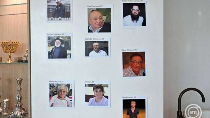 A sydney-i terrortámadás áldozatainak portréi a Bondi zsinagógában tartott gyászszertartáson az új-dél-walesi fővárosban 2025. december 17-én. Három nappal korábban egy 50 éves férfi és fia tizenöt embert lelőtt a hanuka zsidó ünnepre összegyűlt emberek közül a Bondi Beach tengerparti strandon. Az apát a helyszínen agyonlőtték, 24 éves fiát kórházban ápolják. MTI/EPA/AAP/Mick Tsikas
