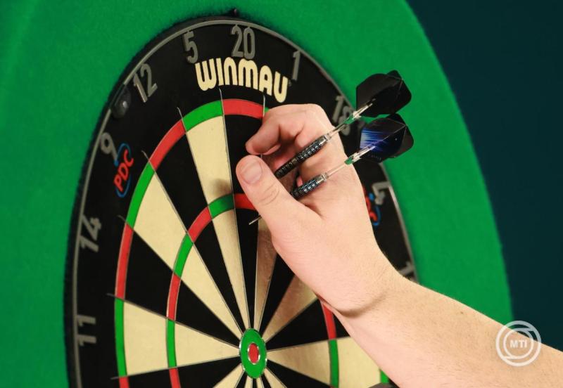 A 2025. december 12-i képen a holland Niels Zonneveld kihúzza a nyilakat a táblából a dartsvilágbajnokság első fordulójában az új-zélandi Haupai Puha elleni mérkőzésén a londoni Alexander Palace rendezvényközpontban. MTI/EPA/Neil Hall