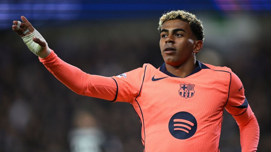 Lamine Yamal, az FC Barcelona játékosa ünnepel, miután berúgta csapata második gólját a labdarúgó Bajnokok Ligája lapszakaszának negyedik fordulójában játszott Club Brugge–FC Barcelona mérkőzésen Brugge-ben 2025. november 5-én. A találkozó 3-3-as döntetlennel ért véget. MTI/EPA/Olivier Matthys