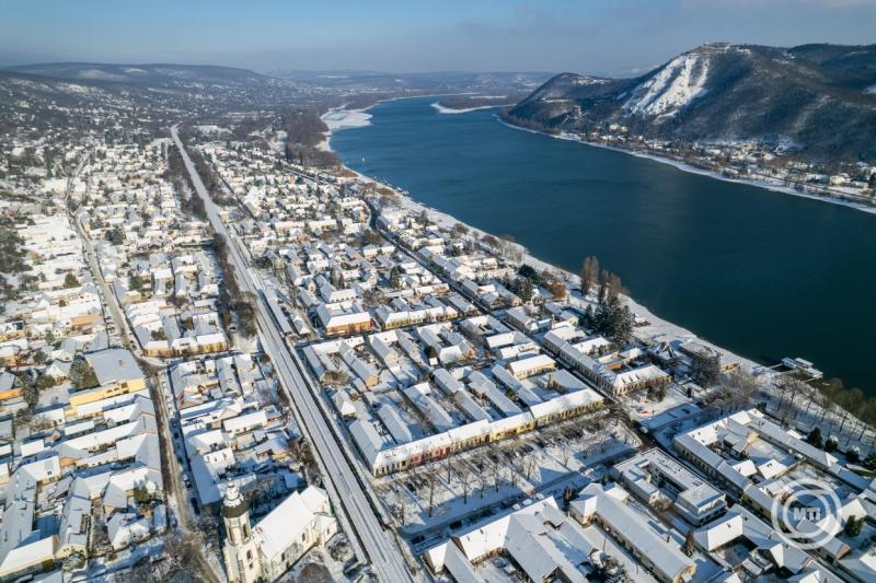 A drónnal készült felvételen Nagymaros behavazott épületei, háttérben a visegrádi várral 2026. január 8-án. MTI/Máthé Zoltán