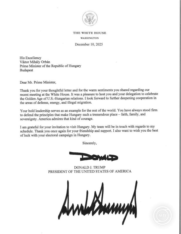 A Miniszterelnöki Kommunikációs Főosztály által közreadott képen Donald Trump amerikai elnök (b) fogadja Orbán Viktor miniszterelnököt a washingtoni Fehér Házban 2025. november 7-én. MTI/Miniszterelnöki Kommunikációs Főosztály/Kaiser Ákos