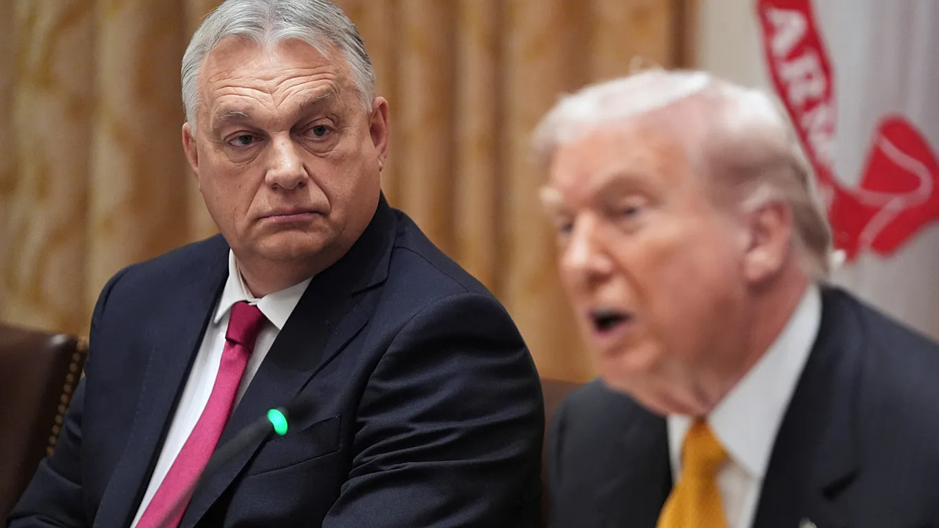 Orbán Viktor és Donald Trump amerikai elnök újságírók előtt a Fehér Ház kabinetszobájában tartott megbeszélésen 2025. november 7-én - Szerzői jogok AP Photo
