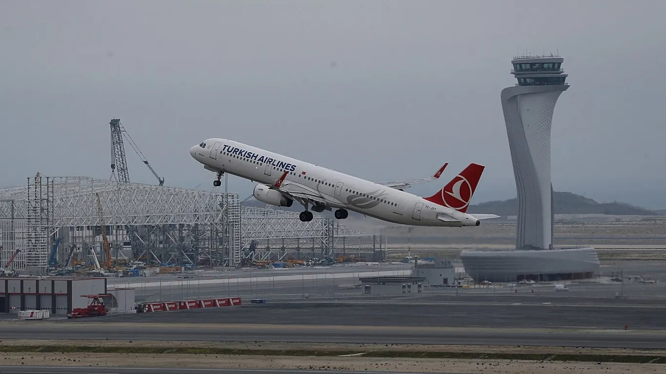 Isztambulban, a Fekete-tenger partjai közelében fekvő repülőtérről 2019. április 6-án felszáll egy Turkish Airlines gép. - Szerzői jogok AP Photo/Lefteris Pitarakis