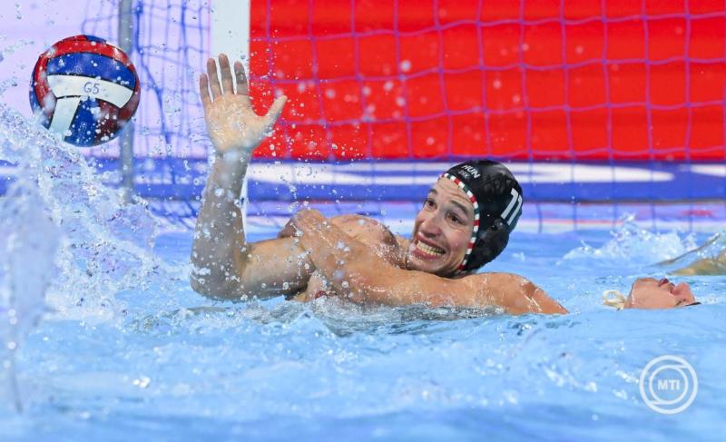 Jansik Szilárd (b) és a máltai Alec Fenech a belgrádi férfi vízilabda Európa-bajnokság A csoportjának harmadik fordulójában játszott Málta - Magyarország mérkőzésen a Belgrade Arenában 2026. január 14-én. Magyarország-Málta 21-6. MTI/Czeglédi Zsolt