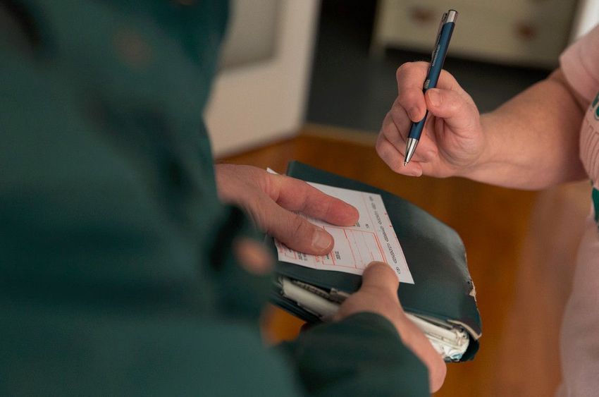 A 13. havi nyugdíjat kézbesíti egy postás egy fővárosi társasházban 2025. február 12-én. A Magyar Posta a február havi nyugdíjjal együtt a 13. havi nyugellátást ütemezetten február 11-től kézbesíti egészen a hónap végéig. MTI/Kocsis Zoltán