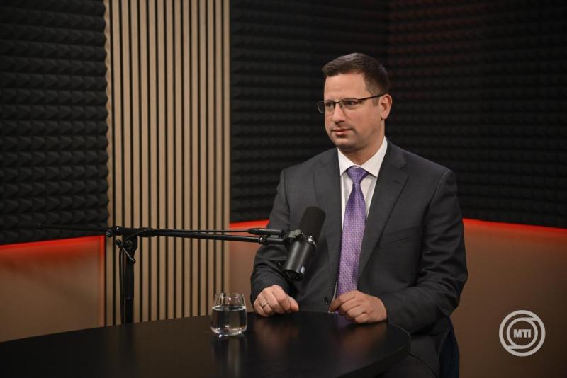 Gulyás Gergely, a Miniszterelnökséget vezető miniszter a közmédia Kell még mondanom valamit, Ildikó? című podcastja negyedik epizódjának felvételén a Médiaszolgáltatás-támogató és Vagyonkezelő Alap (MTVA) Kunigunda útjai székházában a podcast-stúdióban 2026. január 8-án. MTI/Bodnár Boglárka