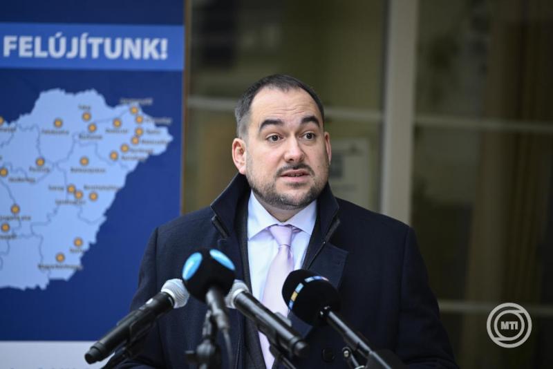 Hegyi Zsolt, a MÁV Zrt. vezérigazgatója a Gyermekvasút Szépjuhászné állomásának felújításáról az állomáson tartott sajtótájékoztatón 2025. december 11-én. A teljes állomásfelújítási programban a MÁV és a Magyar Falu Program forrásaiból, közel 15 milliárd forintból 30 vasútállomás újul meg, ebből a Szépjuhászné állomáson megvalósuló munka nagyjából 300 millió forintba kerül. MTI/Bodnár Boglárka