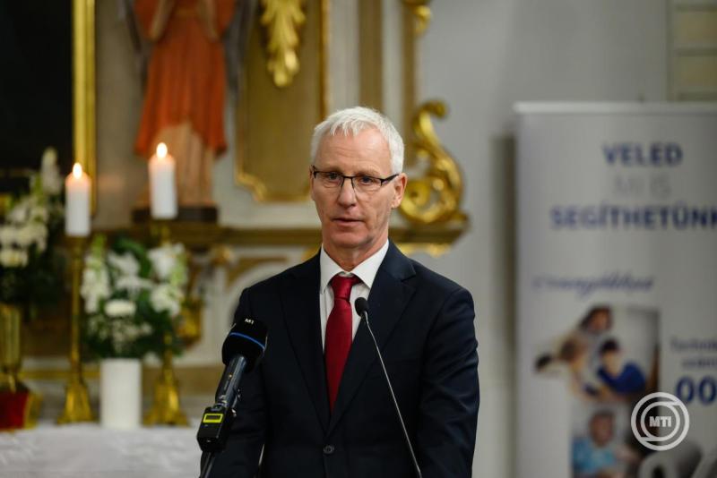 Soltész Miklós, a Miniszterelnökség egyházi és nemzetiségi kapcsolatokért felelős államtitkára beszédet mond az újonnan épült evangélikus óvoda átadása alkalmából tartott istentiszteleten Bakonycsernyén 2026. február 12-én. A több mint egymilliárd forintból épült, mintegy ezer négyzetméter alapterületű, háromszintes óvodaépületben három csoportszobát alakítanak ki, lesz benne lift, tornaszoba és számos kiszolgálóhelyiség is. MTI/Vasvári Tamás