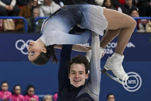 Pavlova Maria és Sviatchenko Alexei a kűrjét mutatja be a műkorcsolyázó párosok versenyében a 2026-os milánói-cortinai téli olimpián az assagói Forum di Milano sportarénában 2026. február 16-án. MTI/Illyés Tibor