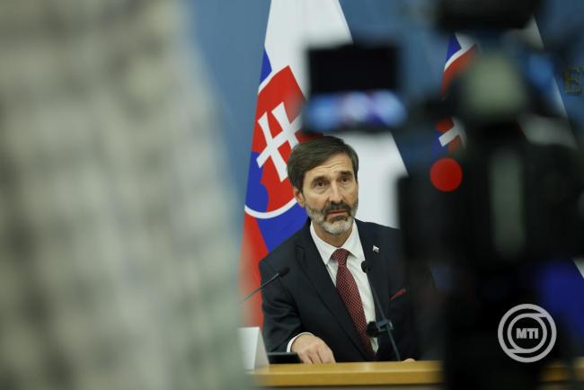 Juraj Blanár szlovák külügyminiszter a lett hivatali partnerével, Baiba Brazéval tartott sajtóértekezleten a megbeszeléséküt követően a rigai külügyminisztériumban 2025. október 3-án. MTI/EPA/Toms Kalnins