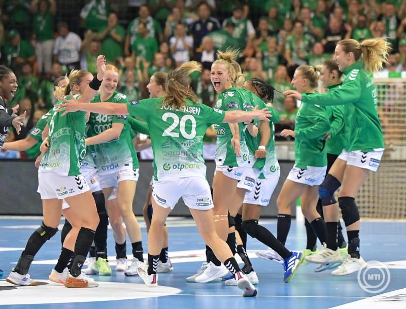 A Győri ETO játékosai ünneplik győzelmüket a női kézilabda NB I 5. fordulójában játszott Győri Audi ETO KC - FTC-Rail Cargo mérkőzés végén a győri Audi Arénában 2025. október 11-én. A Győr 32-17-re legyőzte a Ferencvárost. MTI/Krizsán Csaba