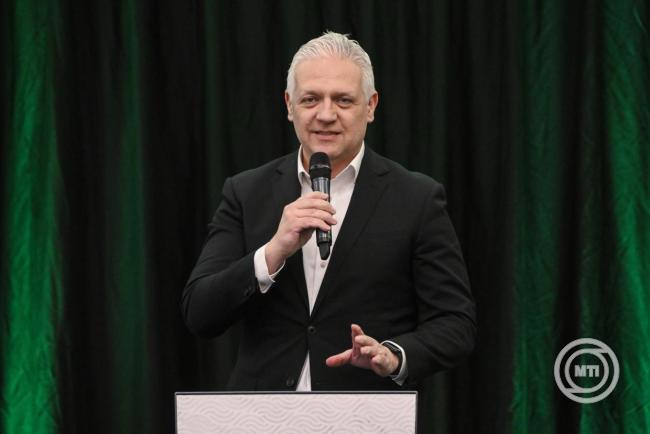 Szabados Richárd, a Nemzetgazdasági Minisztérium kis- és középvállalkozások fejlesztéséért, technológiáért és a védelmi iparért felelős államtitkára beszédet mond A számok mögött: a Széchenyi Kártya Program gazdasági hatásai című rendezvényen Budapesten 2026. február 19-én. MTI/Purger Tamás