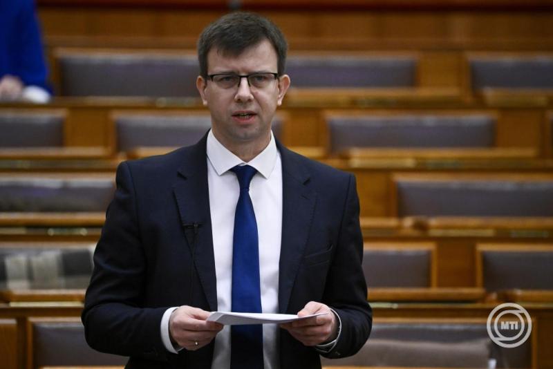 Bóka János európai uniós ügyekért felelős miniszter felszólal az Ukrajna uniós tagságának, háborús támogatásának és az Európai Unió katonai szövetséggé alakításának, valamint a tagállamok szuverenitását veszélyeztető törekvések elutasításáról szóló országgyűlési határozati javaslat általános vitájában az Országgyűlés plenáris ülésén 2026. február 25-én. MTI/Hegedüs Róbert Országgyűlés Bóka János