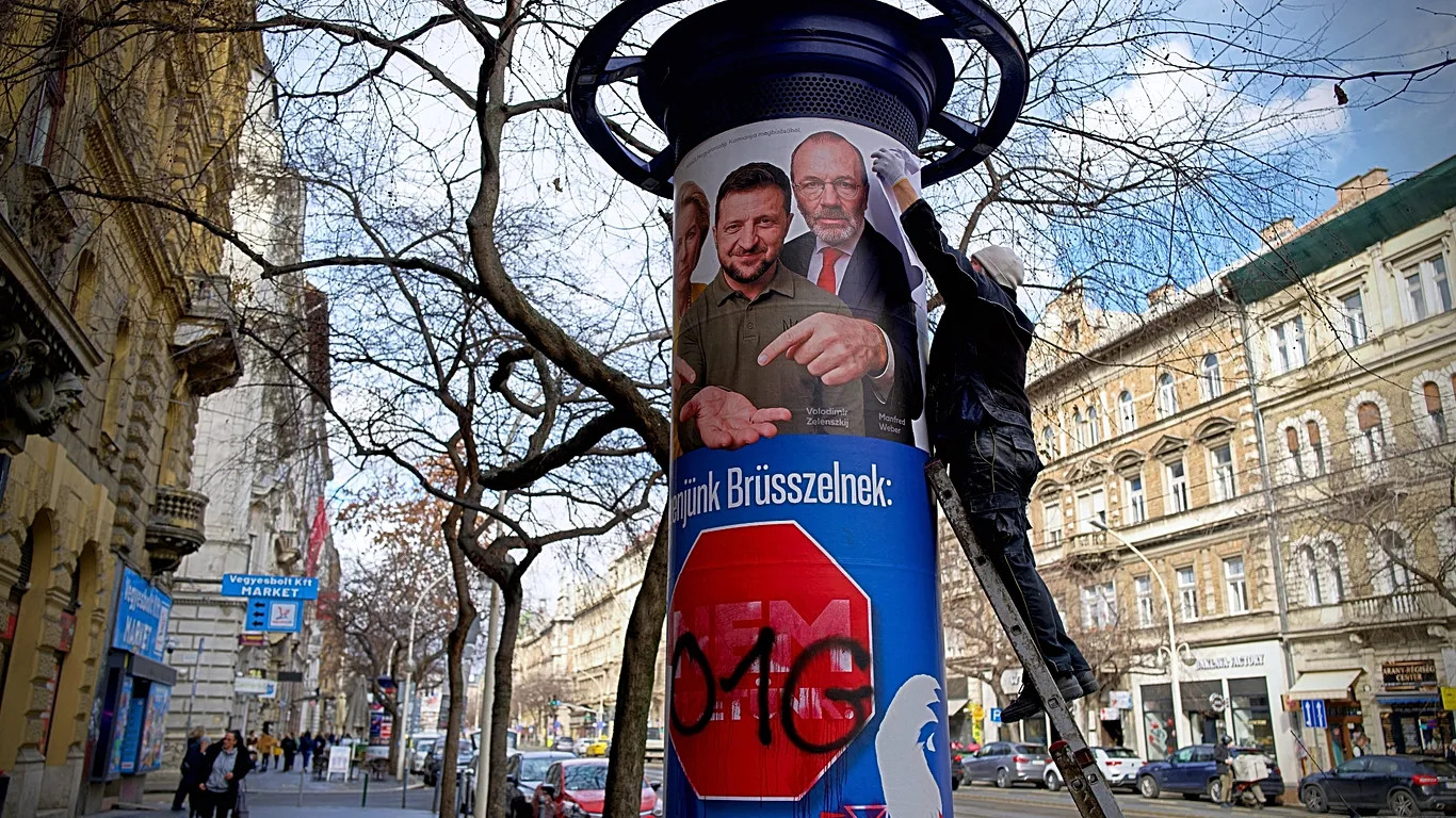 Az áprilistól egyre intenzívebbé váló kampányhajrá közepén új óriásplakátok jelentek meg - Szerzői jogok Copyright 2026 The Associated Press. All rights reserved.